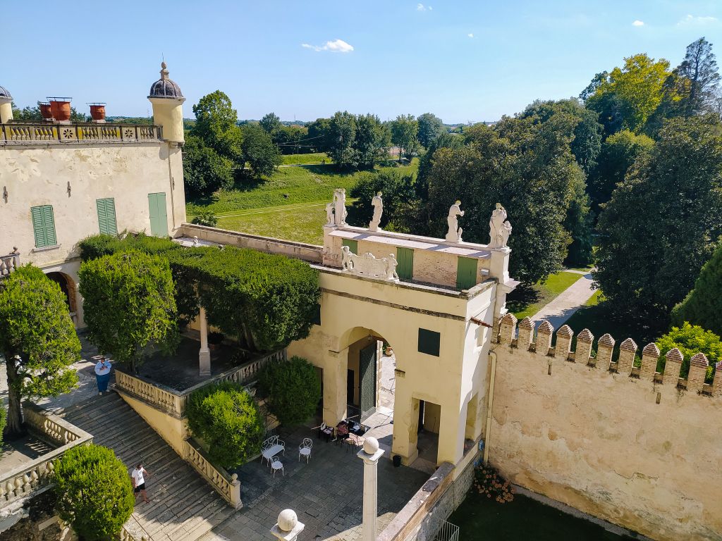 Vista del Castello del Catajo tra alberi e colline nei Colli Euganei.